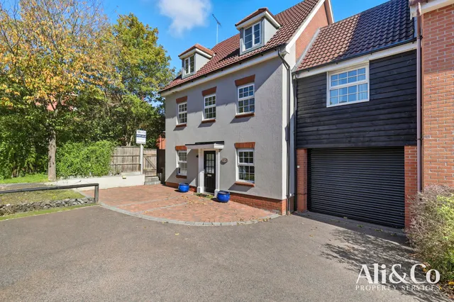Photo 2 — Frobisher Gardens, Chafford Hundred, Essex, RM16 6EZ