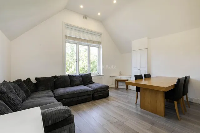 Willesden Lane, London, NW2, photo 2