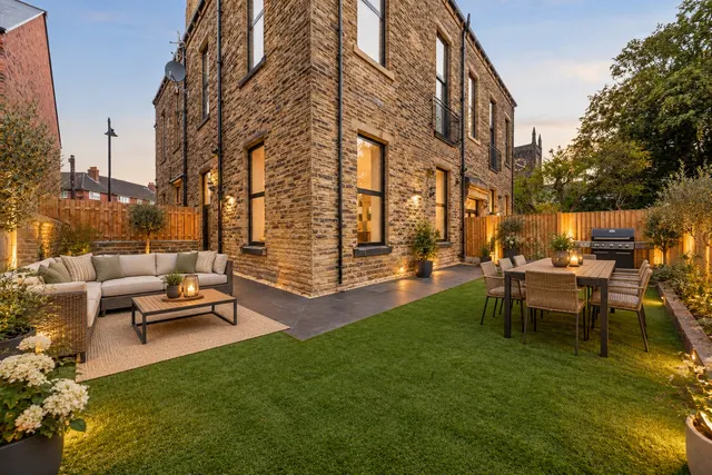 Old Road, Farsley, LS28, photo 1