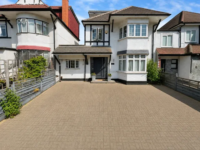 Colindeep Gardens, London, NW4, photo 1