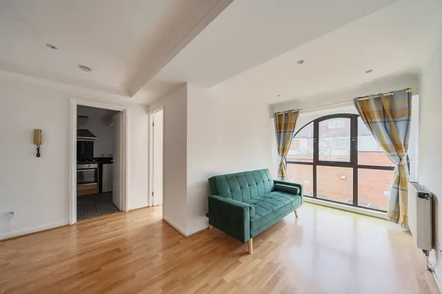 Photo 2 — Heath Road, Twickenham, TW1