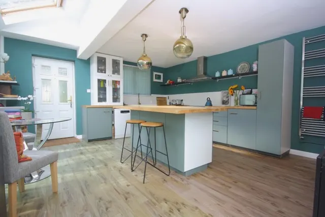 Rumbeams Cottage, The Green, GU6, photo 1