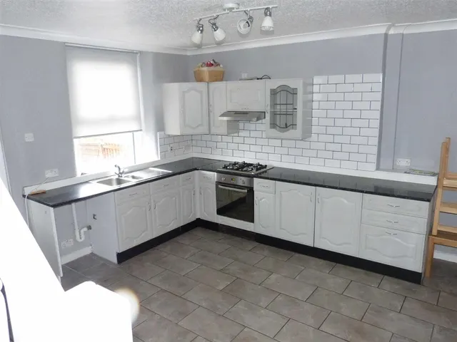 Mottram Road, Broadbottom, SK14, photo 3
