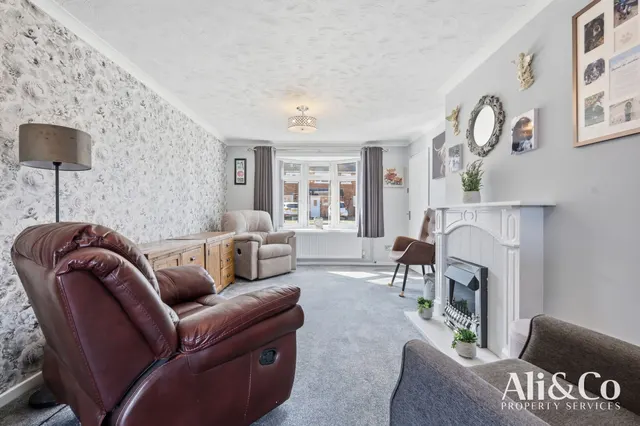 Photo 3 — Gourney Grove, Grays, Essex, RM16 2DH