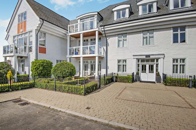 Rougemont, Kings Hill, West Malling, Kent, ME19 4QD, photo 1