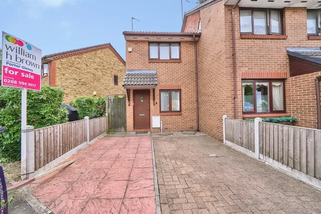 Waterside Close, Barking, photo 1