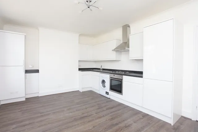London, NW4, photo 3