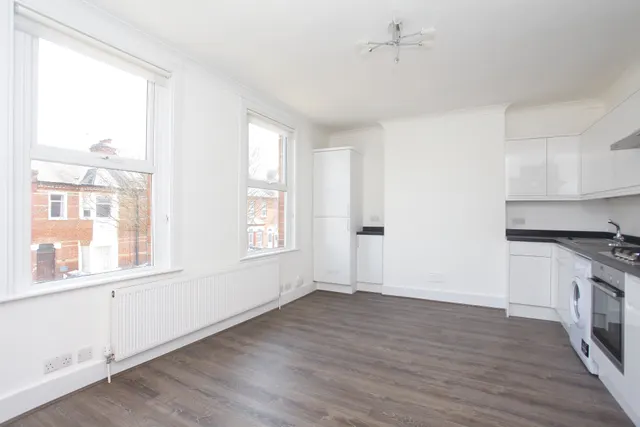 London, NW4, photo 2