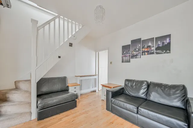 London, E15, photo 3