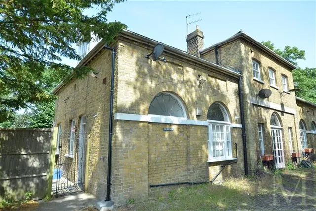 Vicarage Lane, Chigwell, IG7, photo 1
