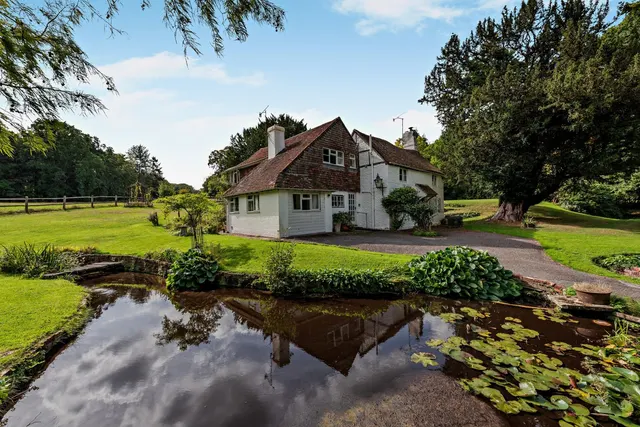 Thursley Road, Churt, GU10, photo 1