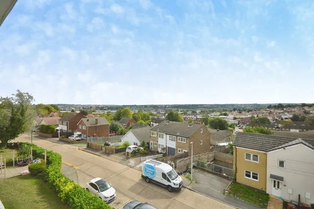Photo 3 — Humber Crescent, Rochester, Kent, ME2