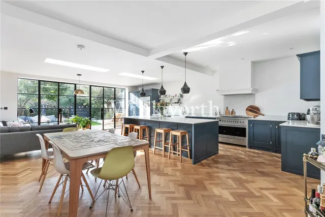 Fox Lane, London, N13, photo 1