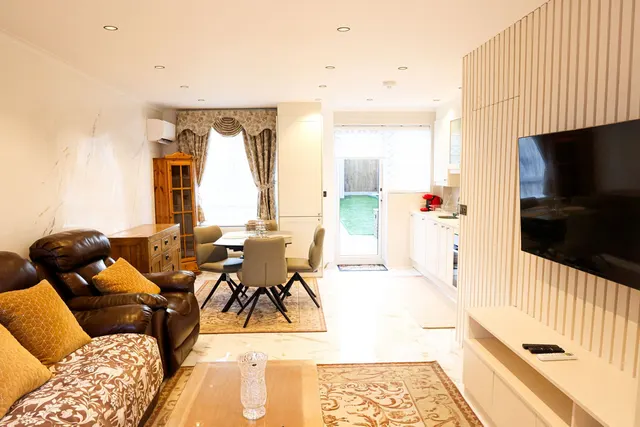Halford Close, Edgware, HA8, photo 1