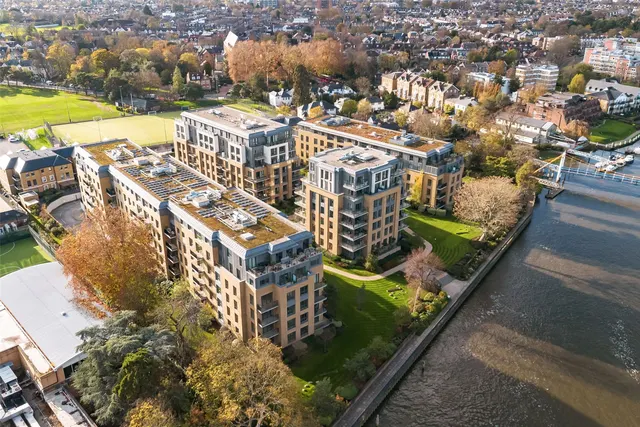 Pinewood Gardens, Teddington, TW11 9FH, photo 1