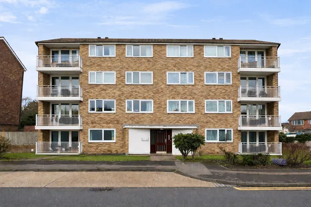 Turpin Avenue, Romford, Collier Row, RM5 2LS, photo 1