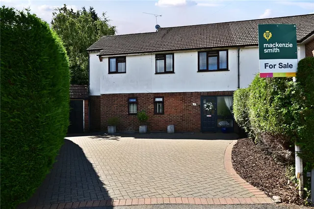 Heron Close, Mytchett, Camberley, Surrey, GU16 6JH, photo 1