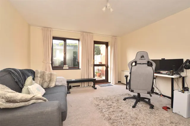 Photo 2 — Russet Close, Horley, RH6 9GE