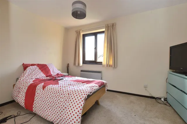 Photo 3 — Russet Close, Horley, RH6 9GE