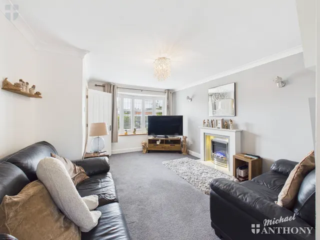 Photo 2 — Hazlehurst Drive, Aylesbury, HP21 9TJ
