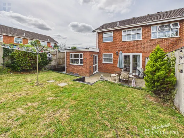 Photo 3 — Hazlehurst Drive, Aylesbury, HP21 9TJ