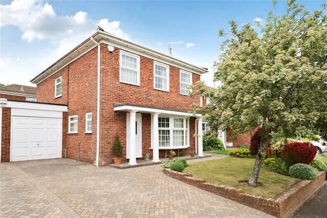 Springfield Avenue, Hartley Wintney, Hampshire, RG27 8SF, photo 1