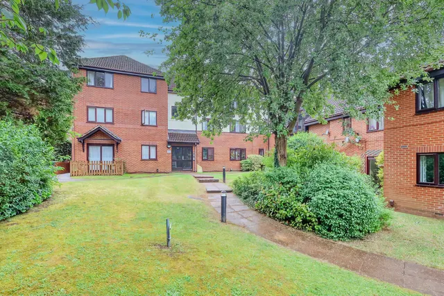 St. Georges Court, High Wycombe, HP12, photo 1
