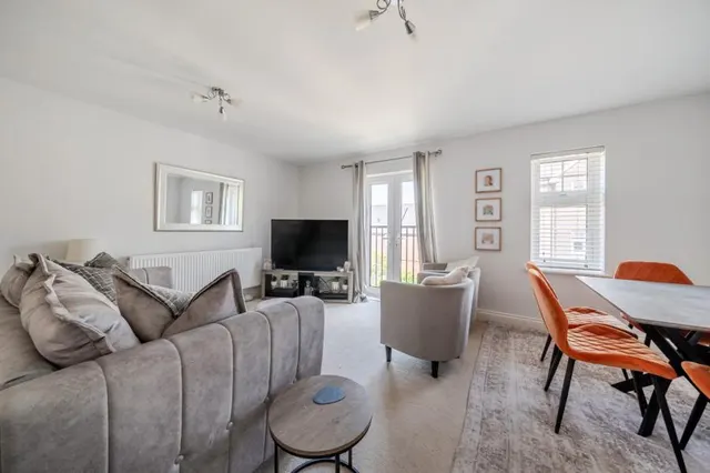 Gomer Road, Bagshot, GU19, photo 3