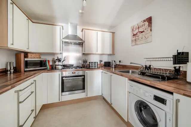 Gomer Road, Bagshot, GU19, photo 2