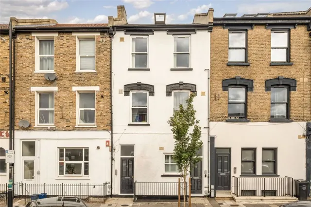 Median Road, E5, photo 1
