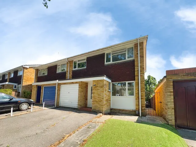 Cambrian Road, Farnborough, Hampshire, GU14 9JF, photo 1