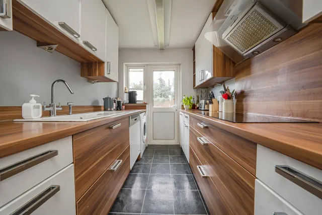 Photo 2 — Windsor Avenue, Hillingdon