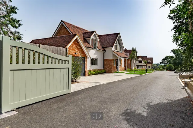 Photo 3 — Clovis Close, Loughton
