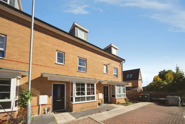 Currency Close, Dunstable, LU6, photo 1