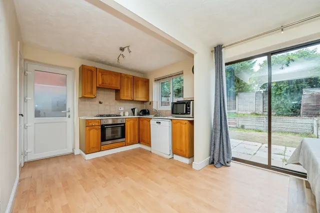 Photo 3 — Beauchamp Avenue, Kidderminster