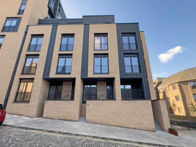 Photo 3 — Townhouse 10 Sunbury Mews, Belford Road, EH4 3BX
