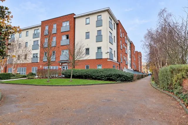 Taywood Road, Northolt, UB5, photo 1