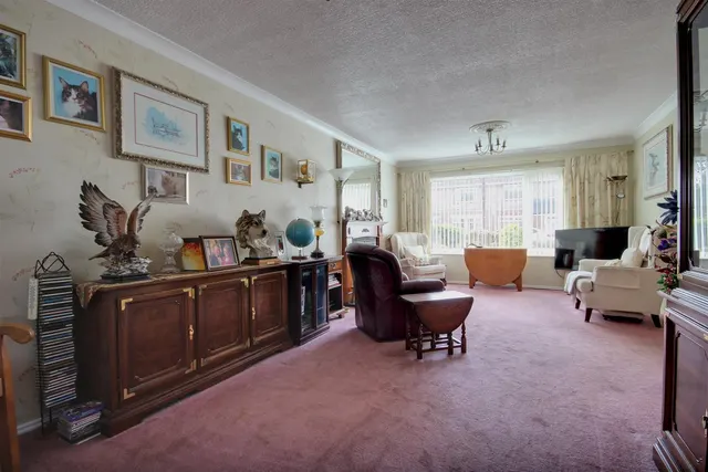 Photo 3 — Springdale Close, Willerby, Hull
