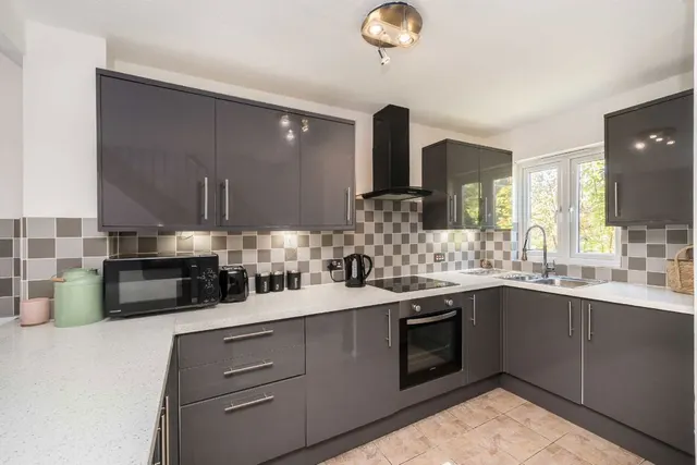 Keats Close, SW19, photo 2