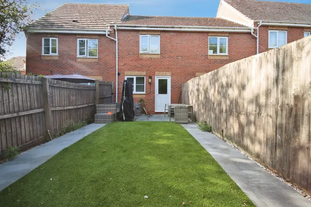 Photo 3 — Forsythia Close, Bedworth, Warwickshire, CV12