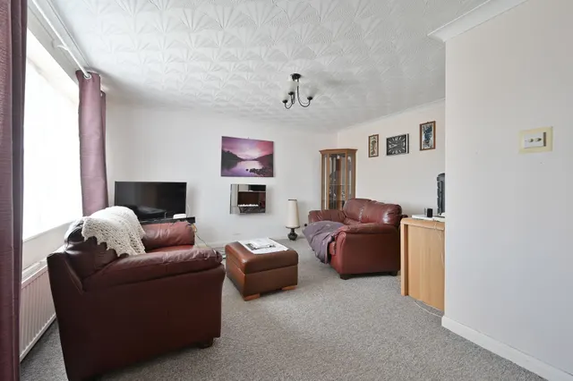 Photo 2 — 57 Hardy Road, Hemel Hempstead