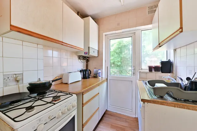 11 Kimble Road, London, photo 1