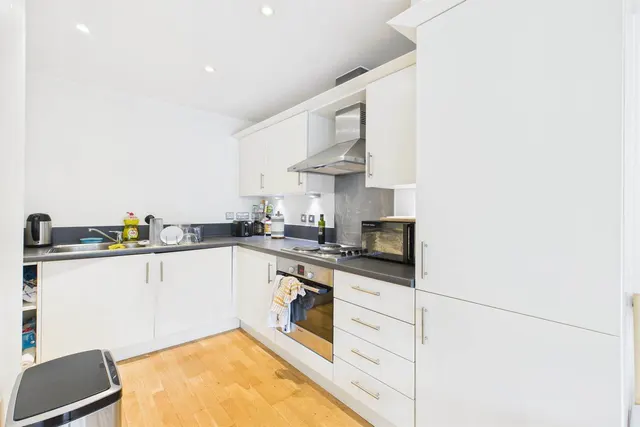 Photo 2 — 31 Chapter Way, Colliers Wood , London, SW19 2RP
