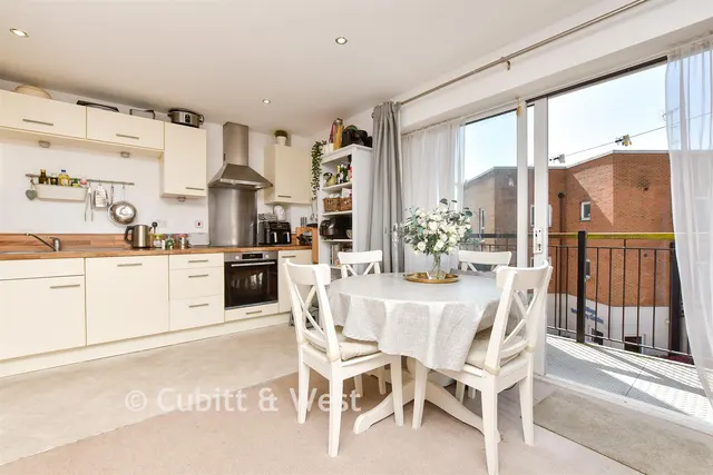 Canalside, Redhill, RH1, photo 3