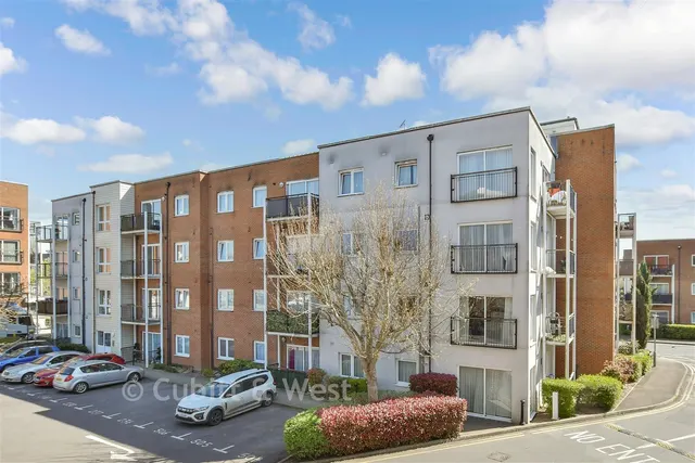 Canalside, Redhill, RH1, photo 2