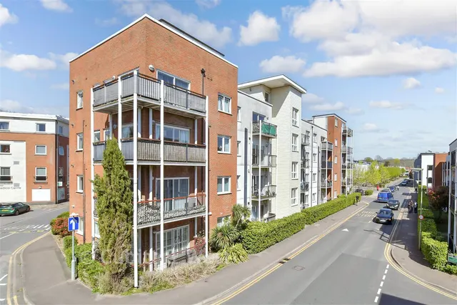 Canalside, Redhill, RH1, photo 1