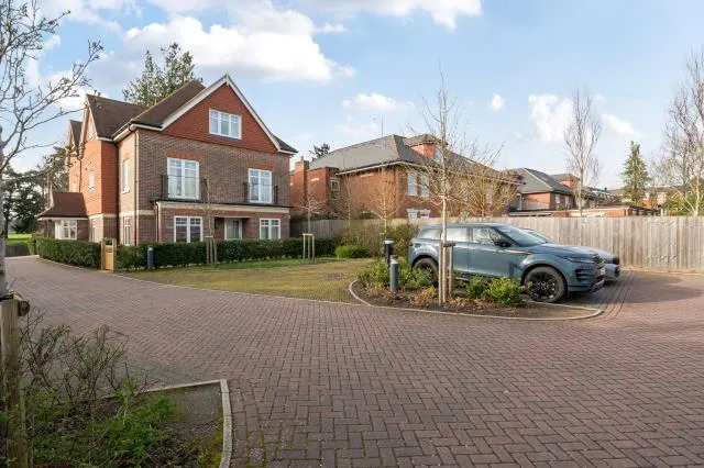 Cricketers Close, Bagshot, GU19, photo 2