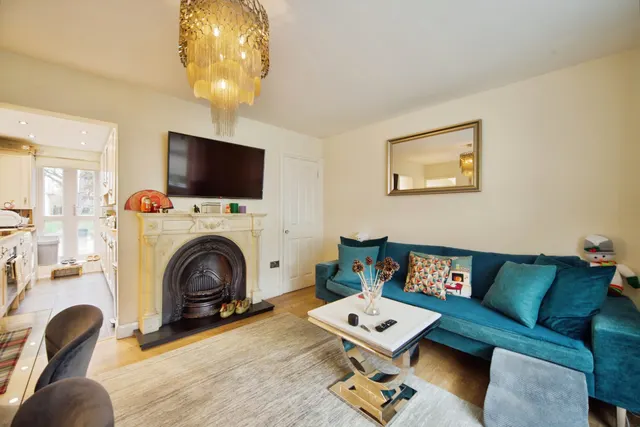 Crawford Gardens, London, N13, photo 1
