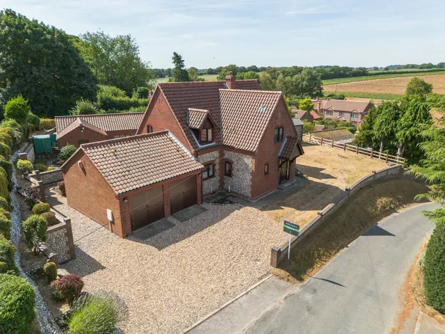 Detached Family Home in Edgefield, photo 1