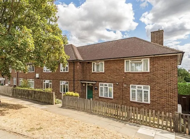 Restons Crescent, Avery Hill, SE9, photo 1